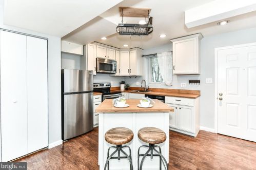 807 Locust St, Herndon, VA 20170-4944