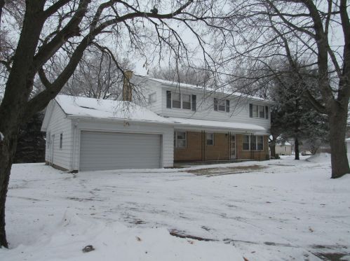 207 4th St, Bricelyn, MN 56014-2281