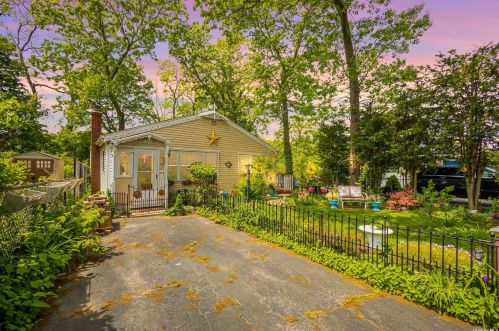 22 Shelter Dr, Scotts Beach, NY 11789-2124