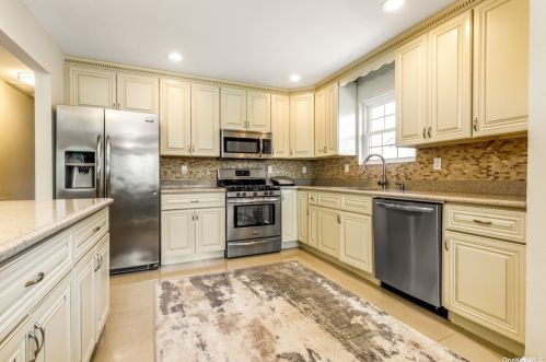 824 Beach St, North Lindenhurst, NY 11757-6222