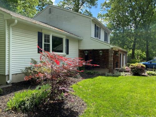 20 Lorraine Rd, Manchester, CT 06040-6323