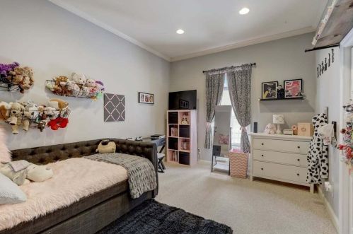 1947 Southwood Trl, West Bend WI  53090-8971 exterior