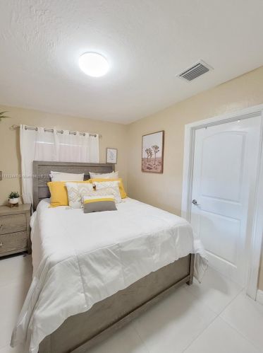 17 Suffolk Ave, Hialeah FL  33010-5035 exterior