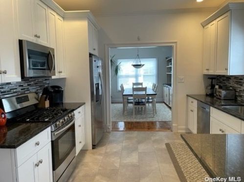 333 4th St, North Lindenhurst, NY 11757-1429