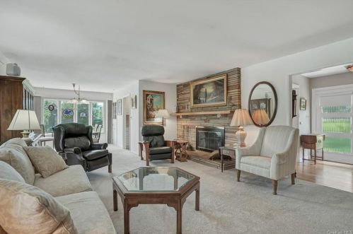 257 Osborne Hill Rd, Fishkill NY  12524-2510 exterior