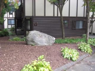 10 Tara Dr, Brookfield Center, CT 06804-2733