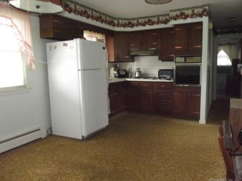 11 Harbor View Ave, Waterford CT  06385-1312 exterior