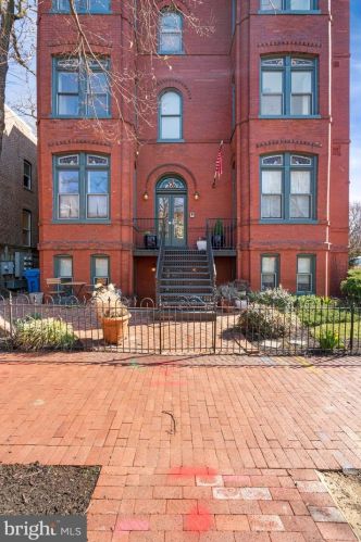 226 5th St, Washington, DC 20003-1170