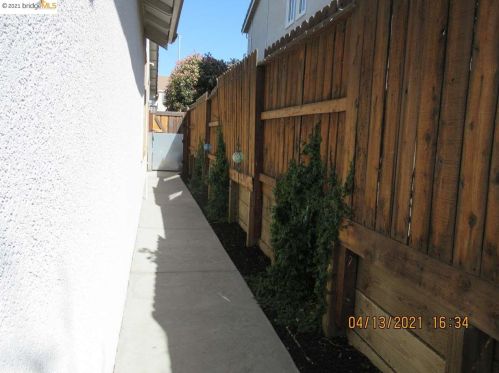 1886 Ventura Dr, West Pittsburg CA  94565-6476 exterior