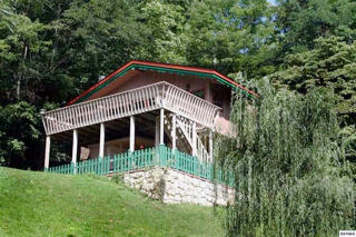 820 Foothills Dr, Gatlinburg, TN 37738-5343