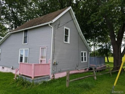 864 Genesee St, Pembroke, NY 14036-9595