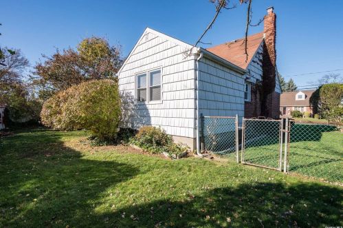 3 Lynn Pl, Bethpage NY  11714-4307 exterior