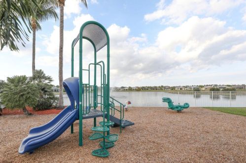 556 Indian Key Dr, Fort Pierce FL  34986-2051 exterior