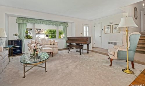 17 Hill Dr, Muttontown NY  11545-1718 exterior