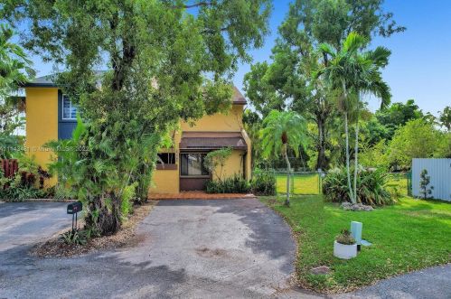 7692 Oakmont Cir, Hialeah FL  33015-2046 exterior
