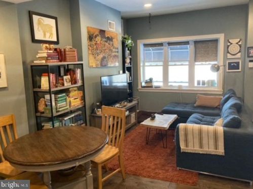 902 Emily St, Philadelphia, PA 19148-2304