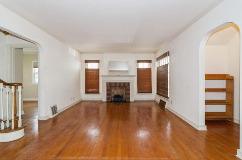 8151 Aberdeen Ct, Milwaukee, WI 53213-1609