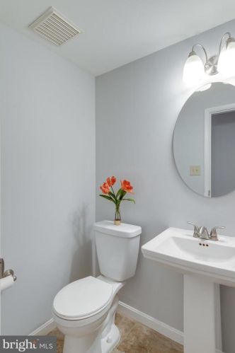 2308 Whitetail Ct, Herndon VA  20191-3018 exterior