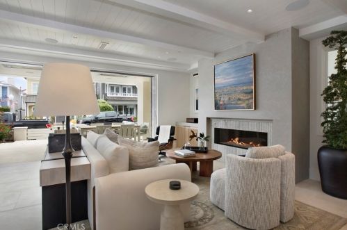 209 Crystal Ave, Newport Beach CA  92662-1313 exterior