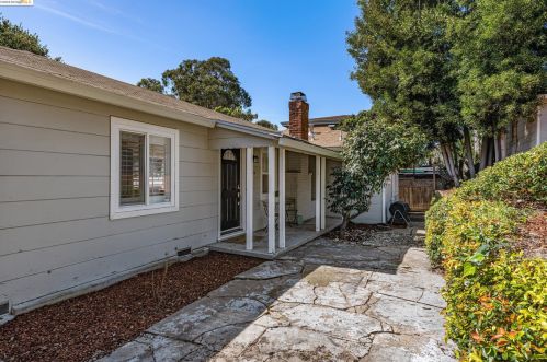 8437 Golf Links Rd, Oakland CA  94605-4118 exterior