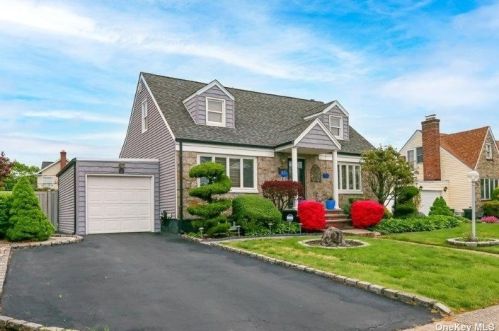 35 Walsh Ln, Westbury, NY 11590-1029