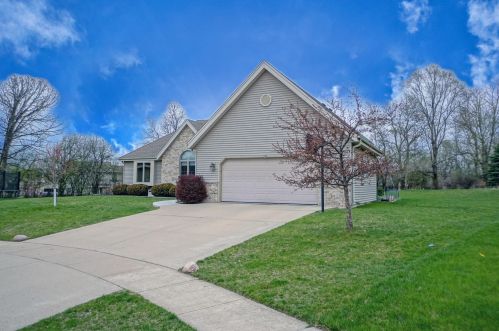236 Thomas Trl, Oconomowoc, WI 53066-4271