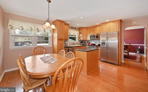 210 Wayne Dr, Riverton NJ  08077-3843 exterior