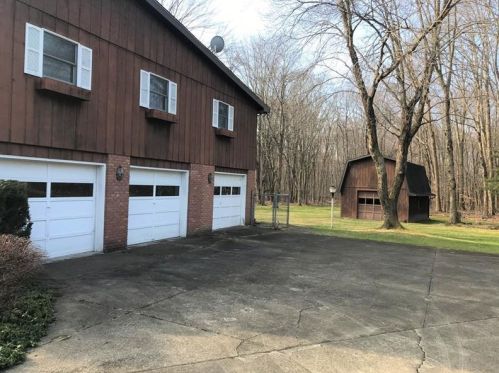 33 Holiday Ln, Greenville, PA 16125-9793