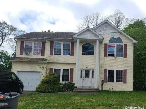 27 Smith St, Amityville, NY 11701-1737