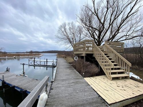 1684 Journeys Dr, Chenequa, WI 53029-9374