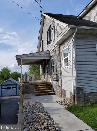 60 Main St, Bareville, PA 17540-1940