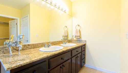 15728 Leadwell St, Van Nuys CA 91406-2537 exterior