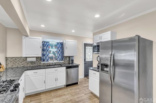 5 Bush Pkwy, East Brunswick NJ  08816-2208 exterior