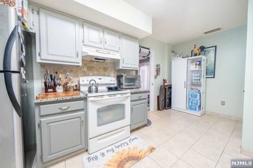 9 Lawrence Ct, Teaneck NJ  07666-6489 exterior