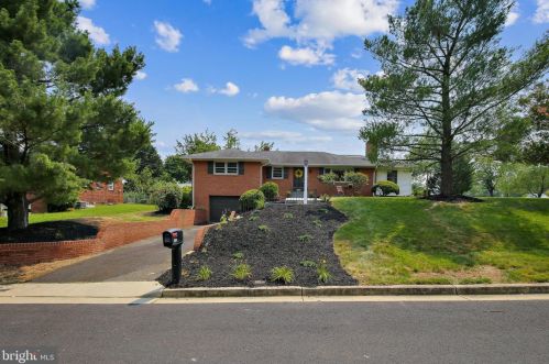 3301 Longbranch Dr, Falls Church, VA 22041-2517