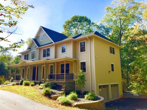 226 Greenbush Rd, Orangeburg, NY 10962-1325