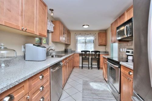 20 Happy Hollow Cir, Stratford, CT 06614-8409