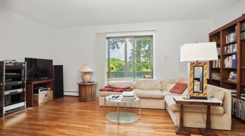 132 Woodland Dr, Pleasantville NY  10570-3612 exterior