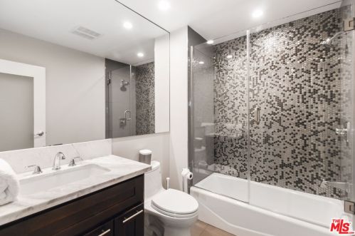 3200 Wrightwood Dr, North Hollywood CA  91604-3936 exterior
