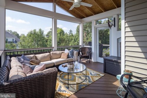 15909 Paynes Farm Dr, Haymarket VA  20169-8123 exterior