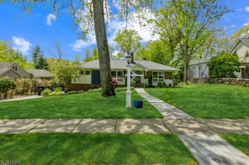 977 Lawrence Ave, Westfield, NJ 07090-3701
