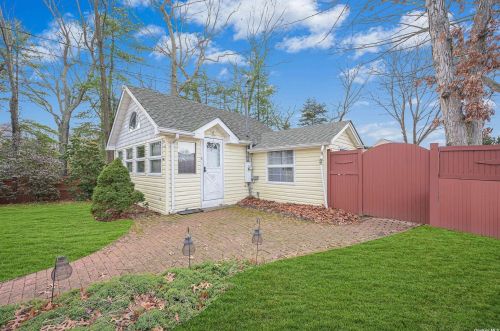 44 Wylde Rd, Mount Sinai, NY 11766-2401