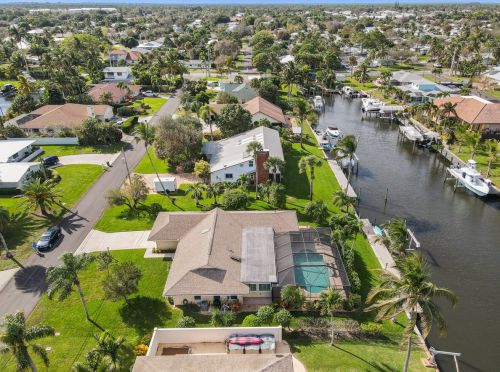 8377 Coconut St, Hobe Sound, FL 33455-2910