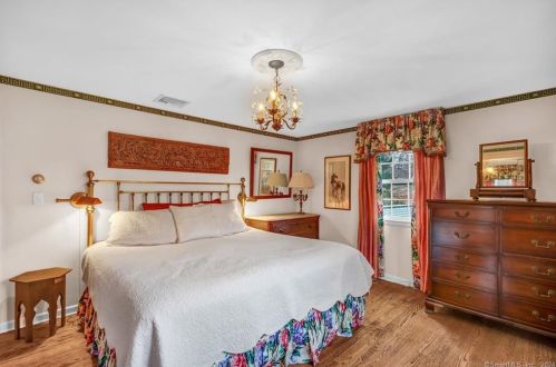 43 Walnut Ln, Northford CT  06472-1128 exterior