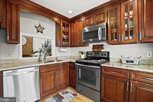 8166 Cliffview Ave, Springfield VA  22153-2622 exterior