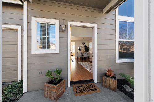 2704 Barndance Ln, Santa Rosa, CA 95407-4580