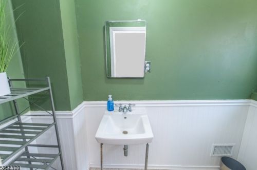 52 White Oak Ct, Parsippany NJ  07054-2325 exterior