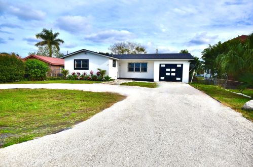 621 12th St, Belle Glade, FL 33430-4124