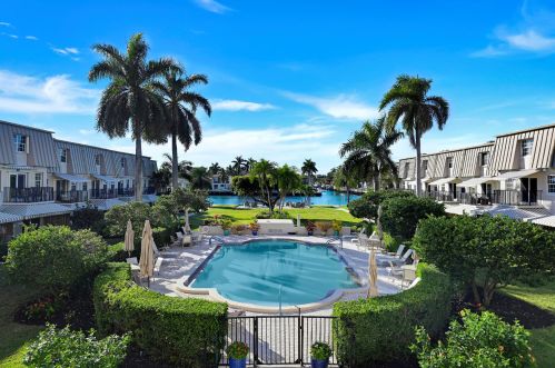 2000 Ocean Blvd, Delray Beach FL  33483-6436 exterior