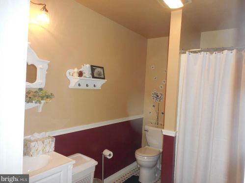 1114 Hunters Chase Ln, Lebanon PA  17046-1575 exterior